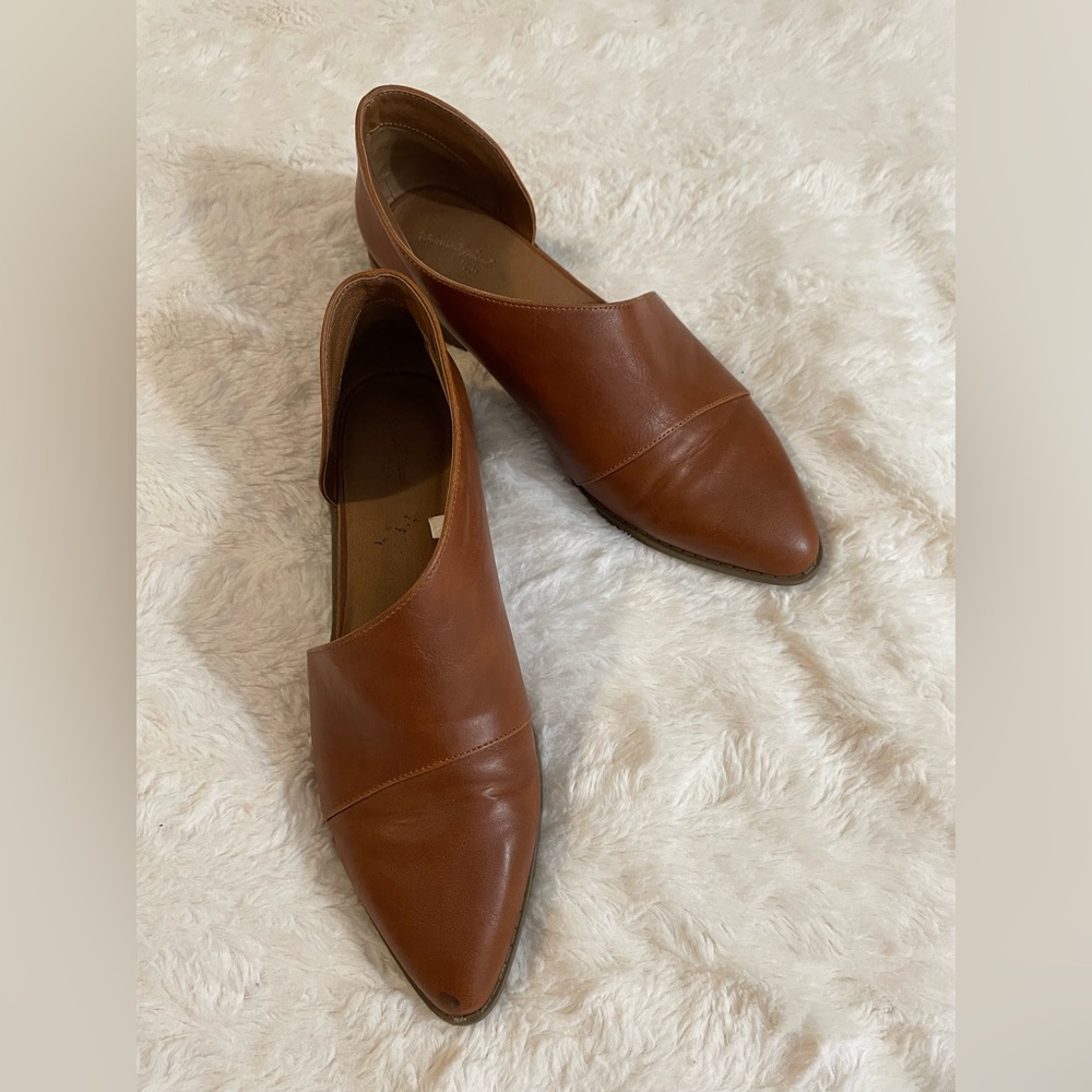 Universal Threads brown flats